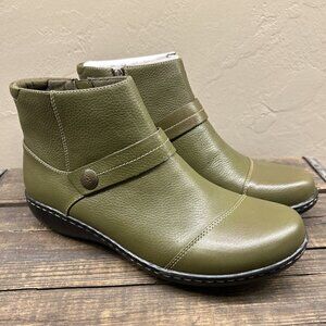 Clarks Ashland Pine Women’s Ankle Boots Olive Pebbled Leather Size US 10M New